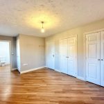 Spacious room with wardrobe and en-suite bathroom